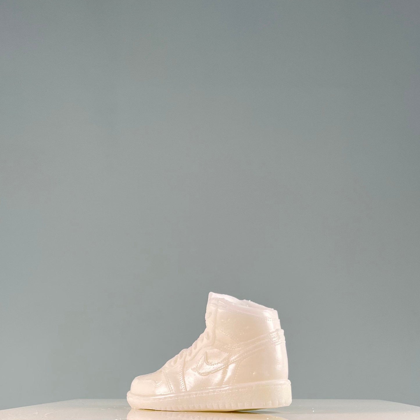 AJ1 OG Hi High Low Triple White Baby Candle Vegan Sneaker Bougie Basket 7,5 in