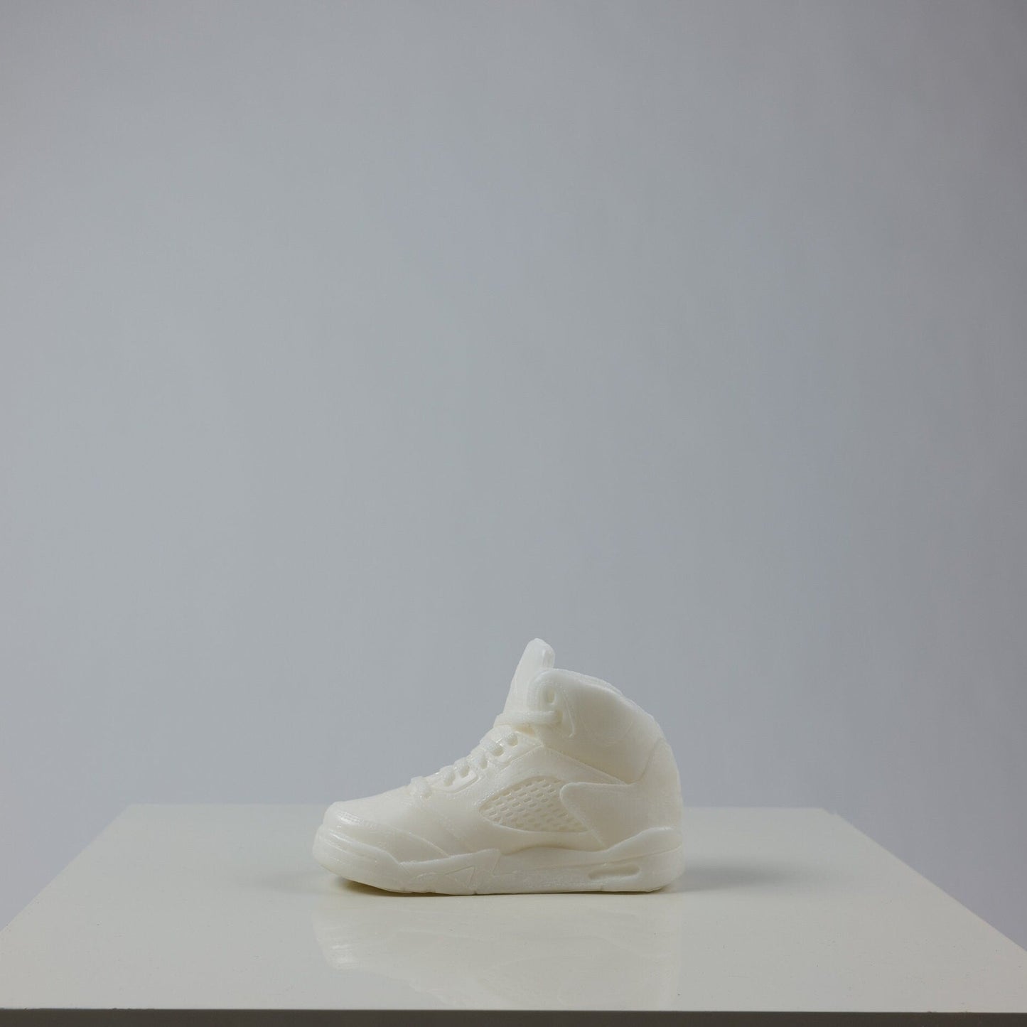 AJ5 V OG Hi High Low Triple White Baby Candle Vegan Sneaker Bougie Basket 7,5 in