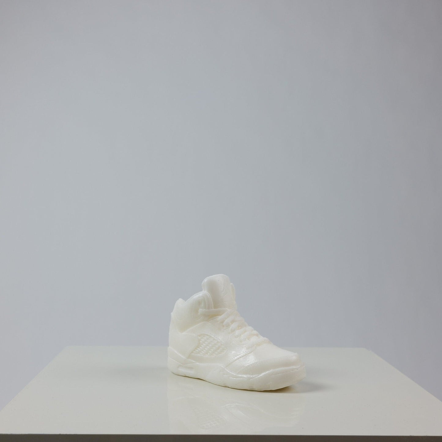AJ5 V OG Hi High Low Triple White Baby Candle Vegan Sneaker Bougie Basket 7,5 in