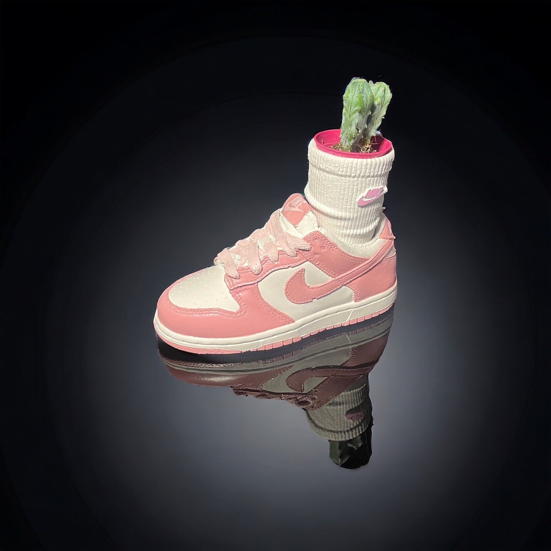 Dunk Low Pink Custom Sock planter pot de fleurs ceramic Sneakers 8 in / 20 cm