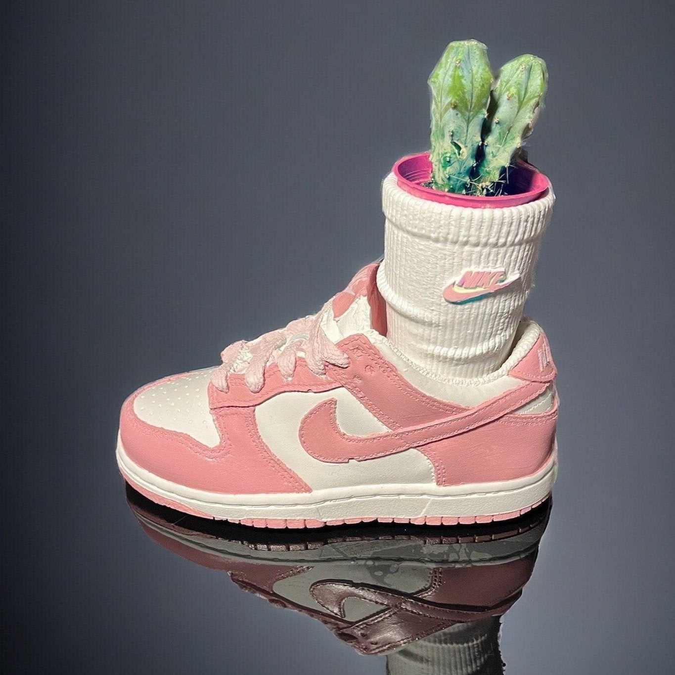 Dunk Low Pink Custom Sock planter pot de fleurs ceramic Sneakers 8 in / 20 cm