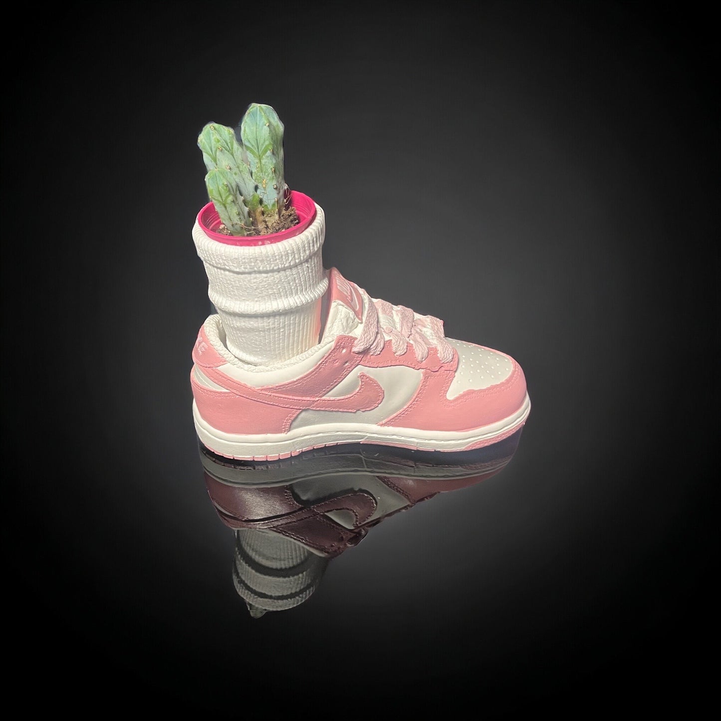 Dunk Low Pink Custom Sock planter pot de fleurs ceramic Sneakers 8 in / 20 cm