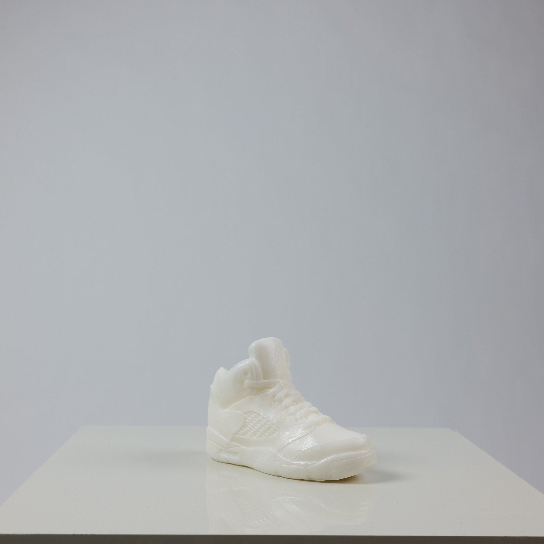 AJ5 V OG Hi High Low Triple White Baby Candle Vegan Sneaker Bougie Basket 7,5 in